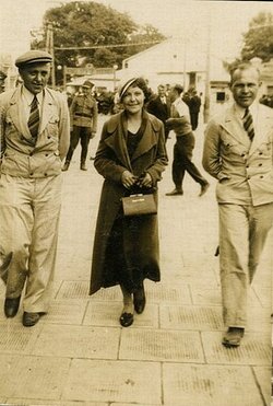 Адольф Філіпович (з правого боку) на вулиці в Порицьку/Павлівці, 1939 р.