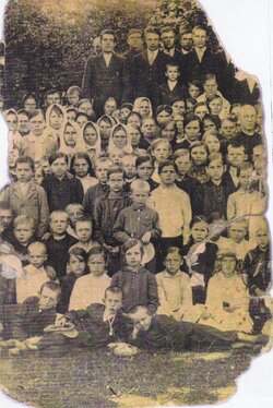 Жителі парафії Острівки зі священиком о. Франциском Корвін-Мілевським (біля 1930 р.).